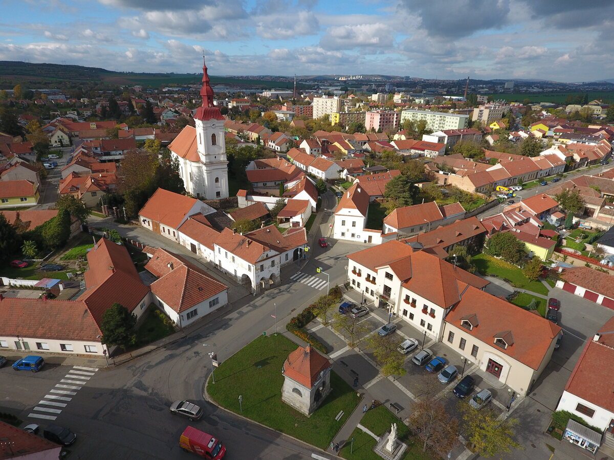 Modřice pěšky, autem i na kole